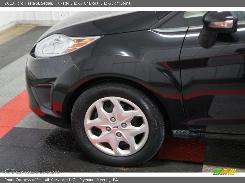 Tuxedo Black / Charcoal Black/Light Stone 2013 Ford Fiesta SE Sedan