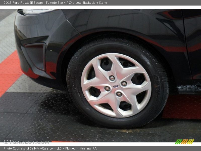 Tuxedo Black / Charcoal Black/Light Stone 2013 Ford Fiesta SE Sedan