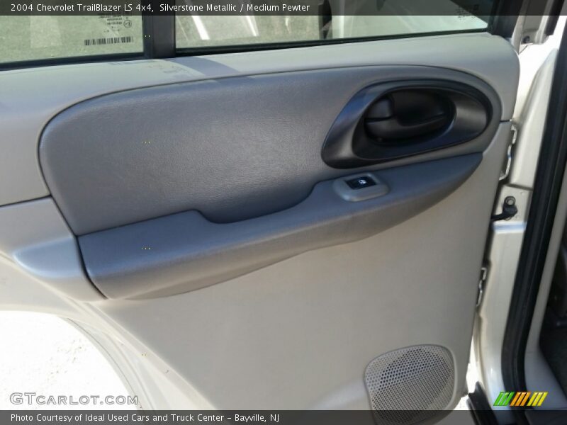 Silverstone Metallic / Medium Pewter 2004 Chevrolet TrailBlazer LS 4x4