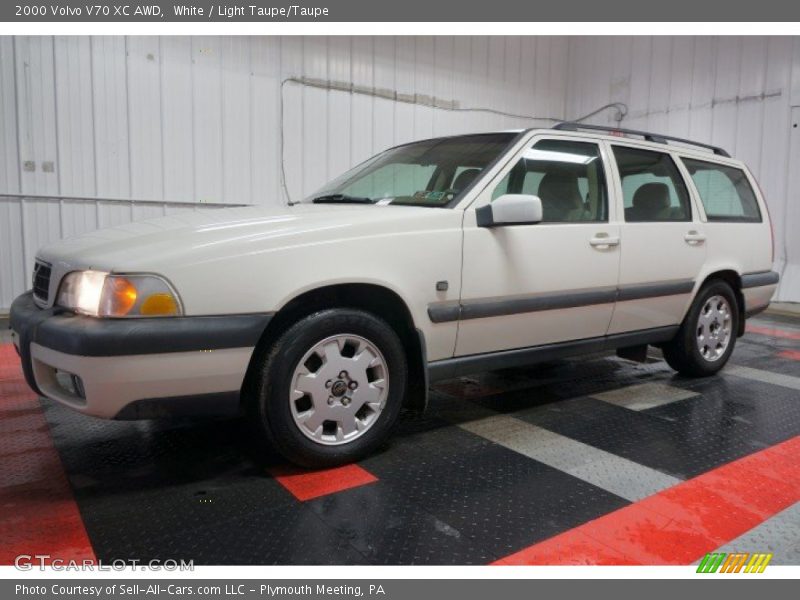 White / Light Taupe/Taupe 2000 Volvo V70 XC AWD