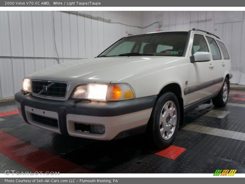 White / Light Taupe/Taupe 2000 Volvo V70 XC AWD