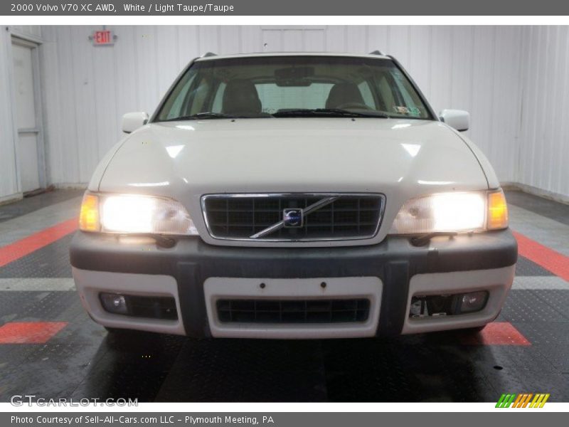 White / Light Taupe/Taupe 2000 Volvo V70 XC AWD