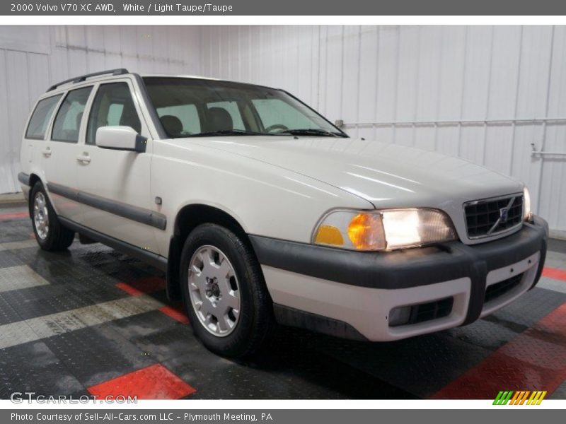 White / Light Taupe/Taupe 2000 Volvo V70 XC AWD