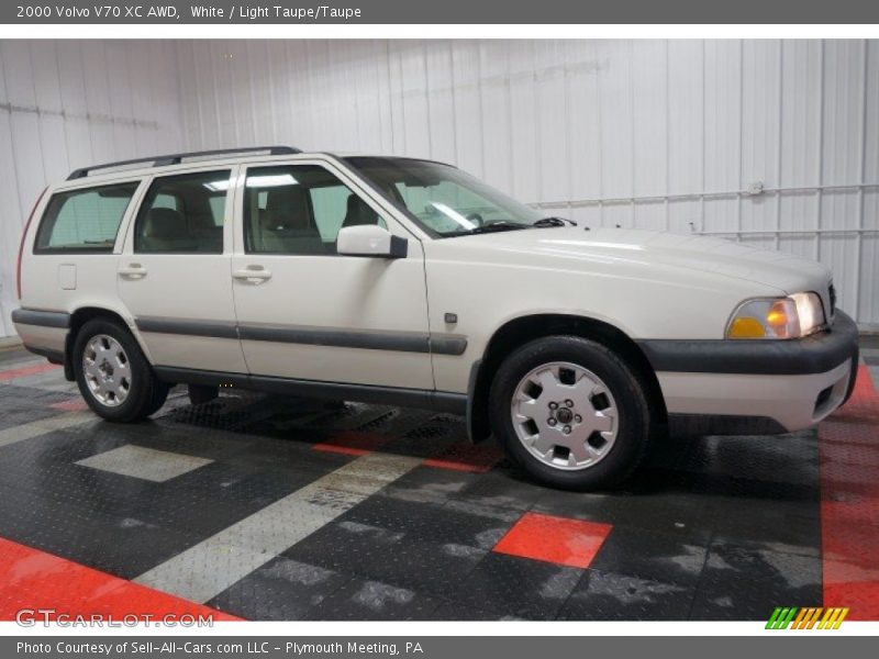 White / Light Taupe/Taupe 2000 Volvo V70 XC AWD