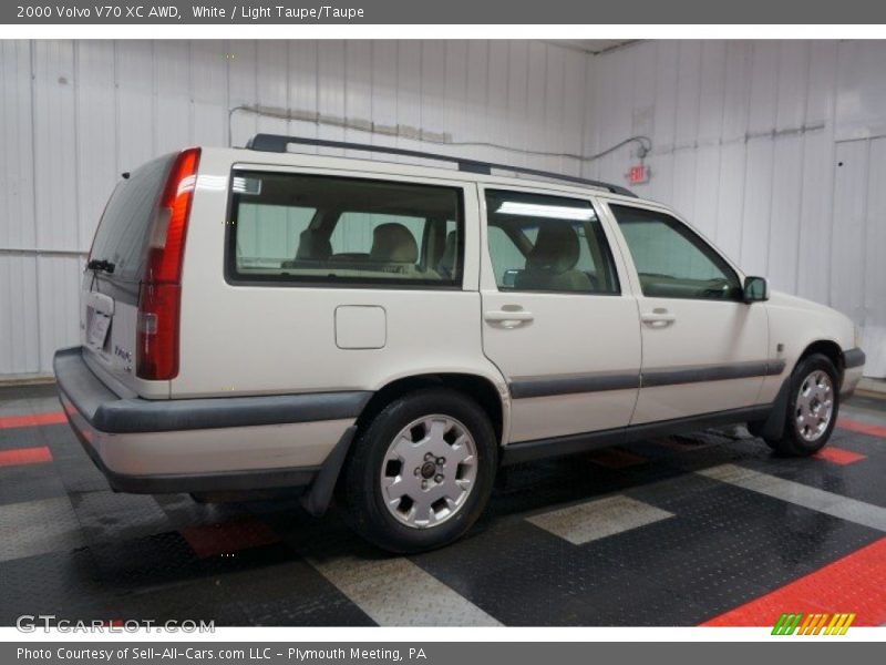 White / Light Taupe/Taupe 2000 Volvo V70 XC AWD