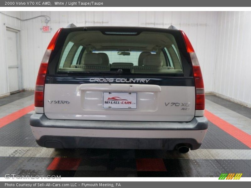 White / Light Taupe/Taupe 2000 Volvo V70 XC AWD