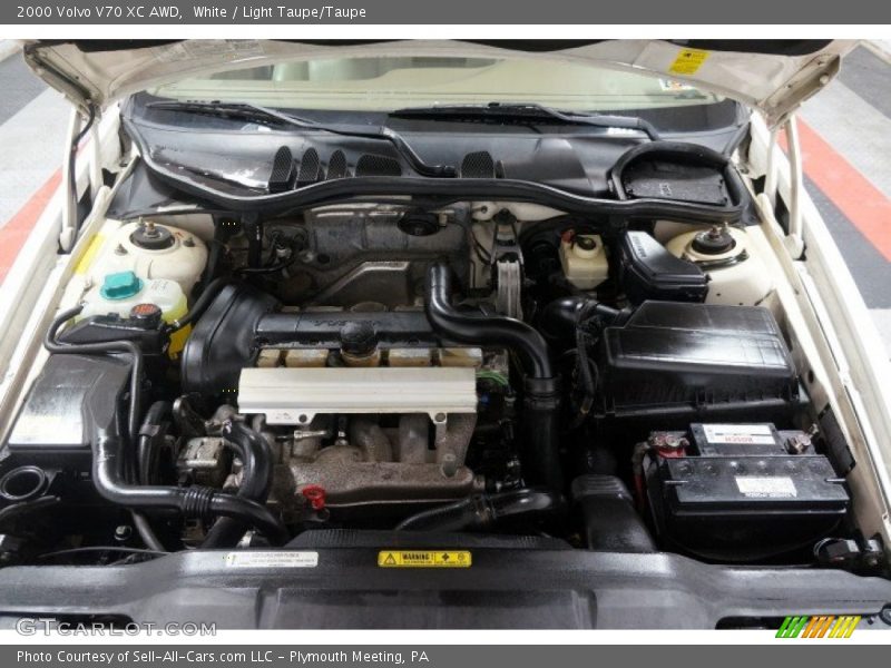 White / Light Taupe/Taupe 2000 Volvo V70 XC AWD