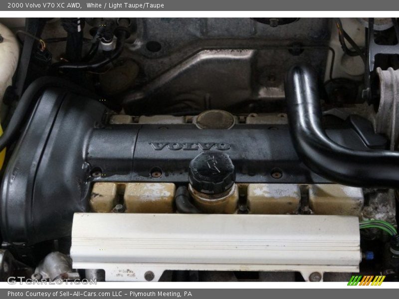 White / Light Taupe/Taupe 2000 Volvo V70 XC AWD