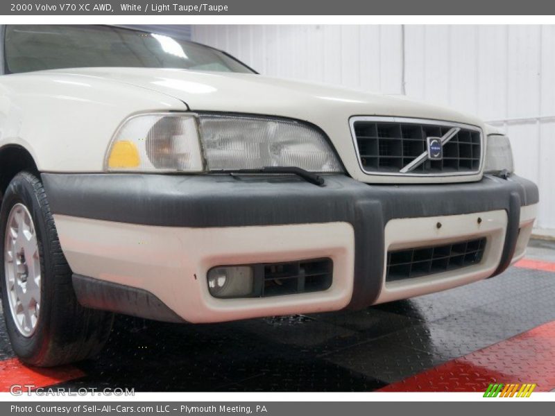 White / Light Taupe/Taupe 2000 Volvo V70 XC AWD