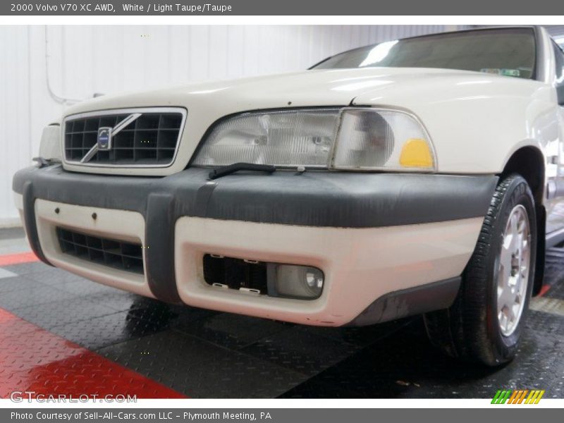 White / Light Taupe/Taupe 2000 Volvo V70 XC AWD