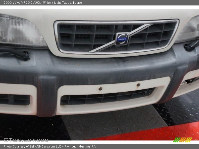 White / Light Taupe/Taupe 2000 Volvo V70 XC AWD
