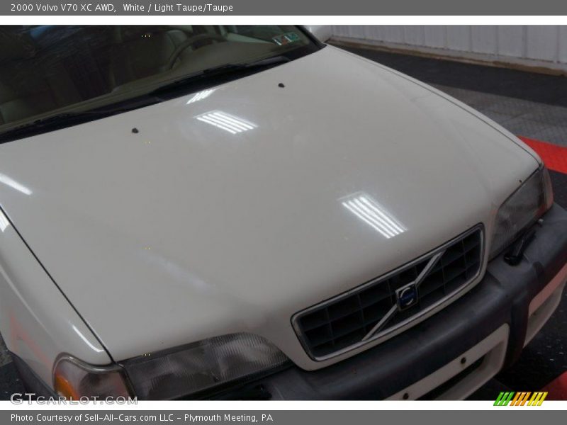 White / Light Taupe/Taupe 2000 Volvo V70 XC AWD