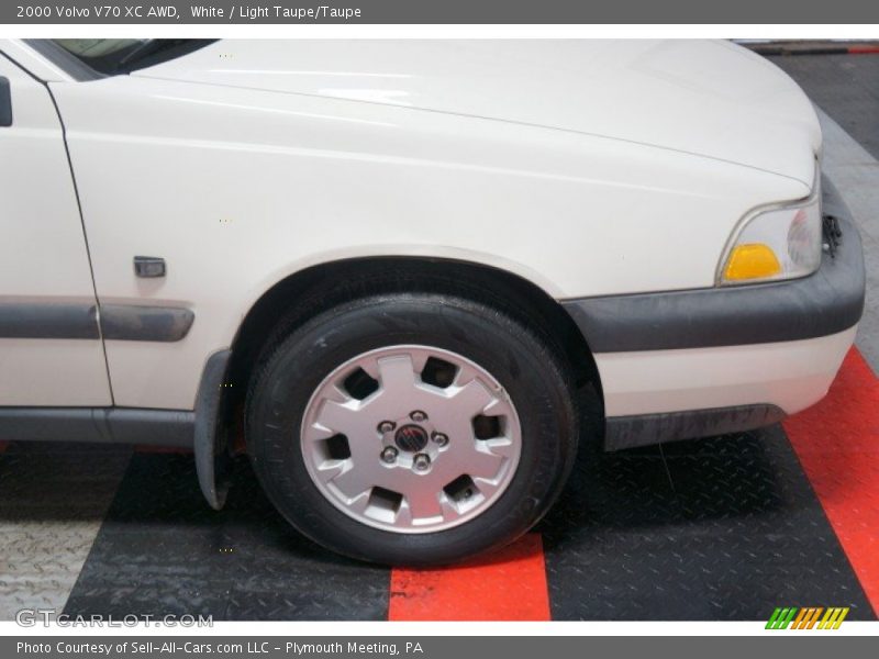 White / Light Taupe/Taupe 2000 Volvo V70 XC AWD