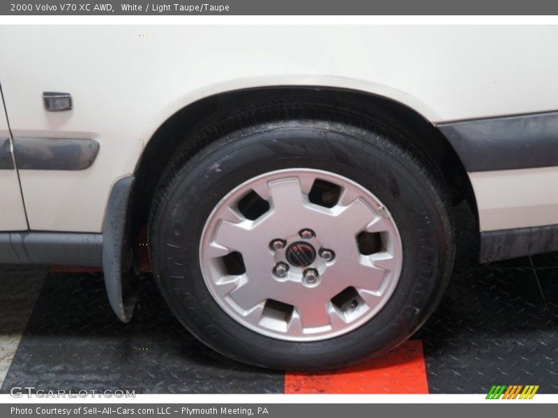 White / Light Taupe/Taupe 2000 Volvo V70 XC AWD