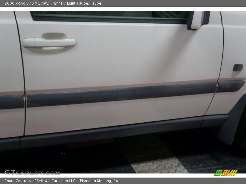 White / Light Taupe/Taupe 2000 Volvo V70 XC AWD