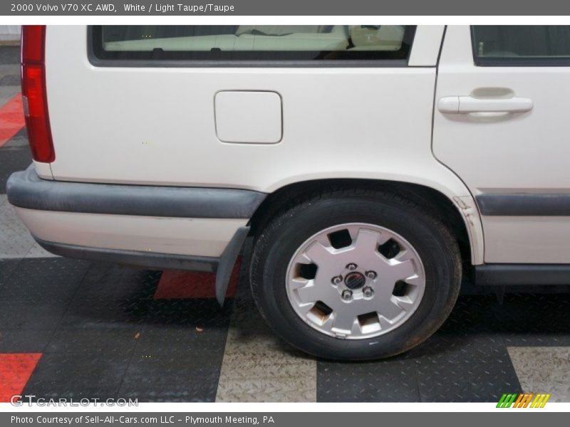 White / Light Taupe/Taupe 2000 Volvo V70 XC AWD
