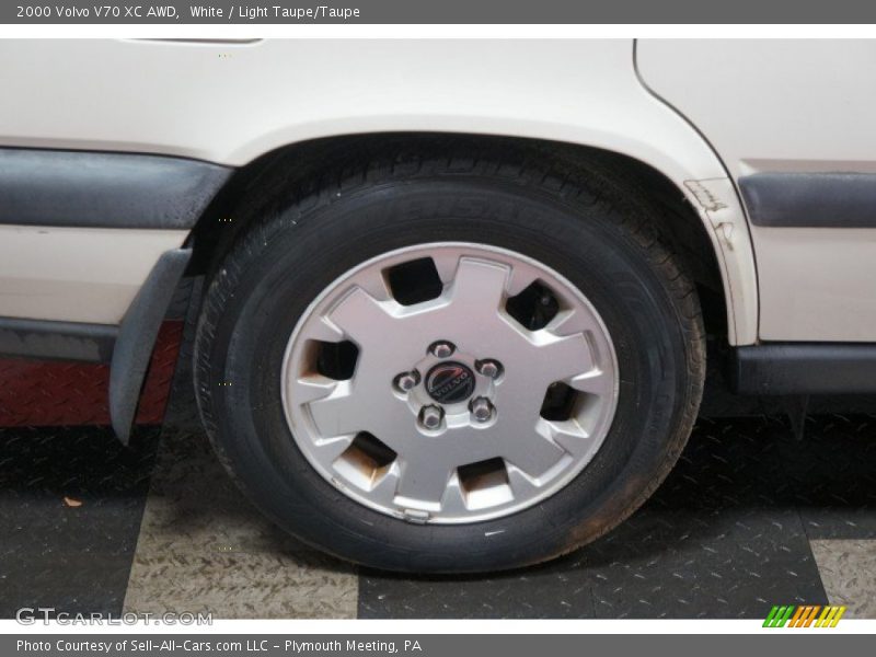 White / Light Taupe/Taupe 2000 Volvo V70 XC AWD