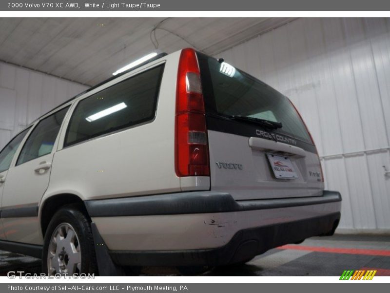 White / Light Taupe/Taupe 2000 Volvo V70 XC AWD