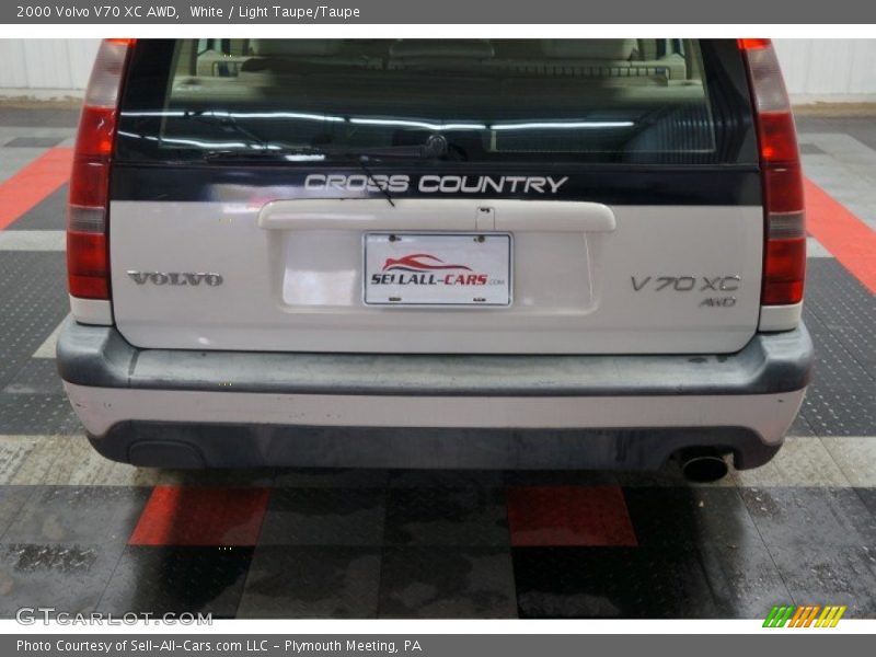 White / Light Taupe/Taupe 2000 Volvo V70 XC AWD