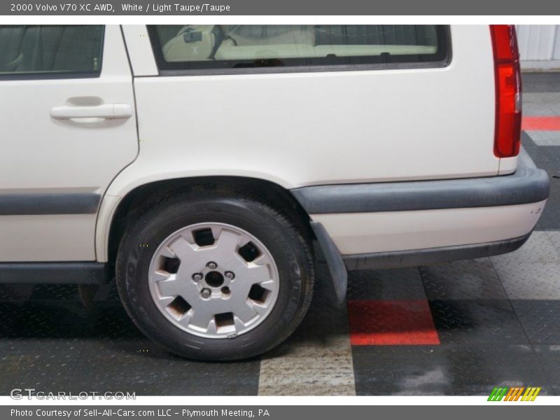 White / Light Taupe/Taupe 2000 Volvo V70 XC AWD