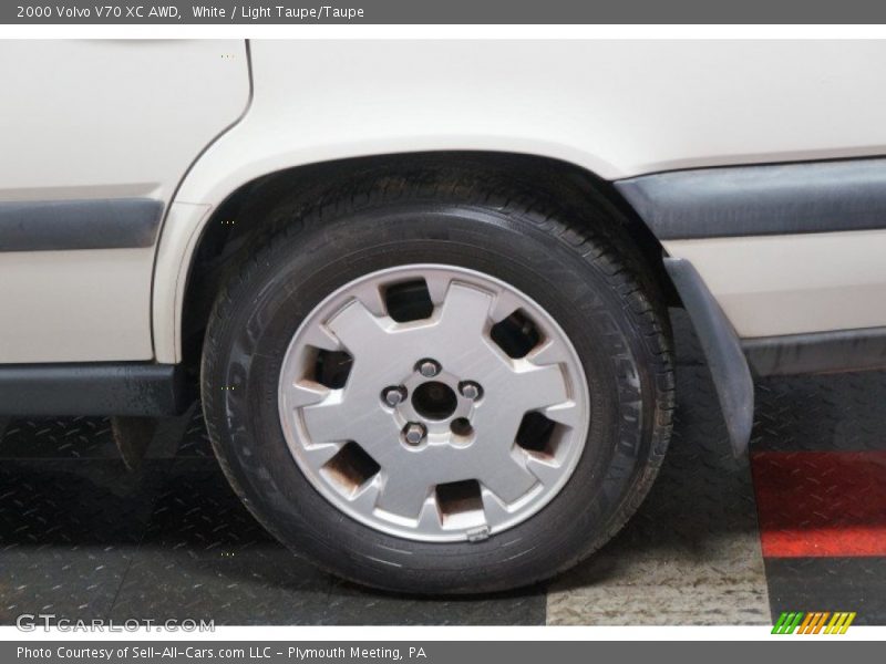 White / Light Taupe/Taupe 2000 Volvo V70 XC AWD