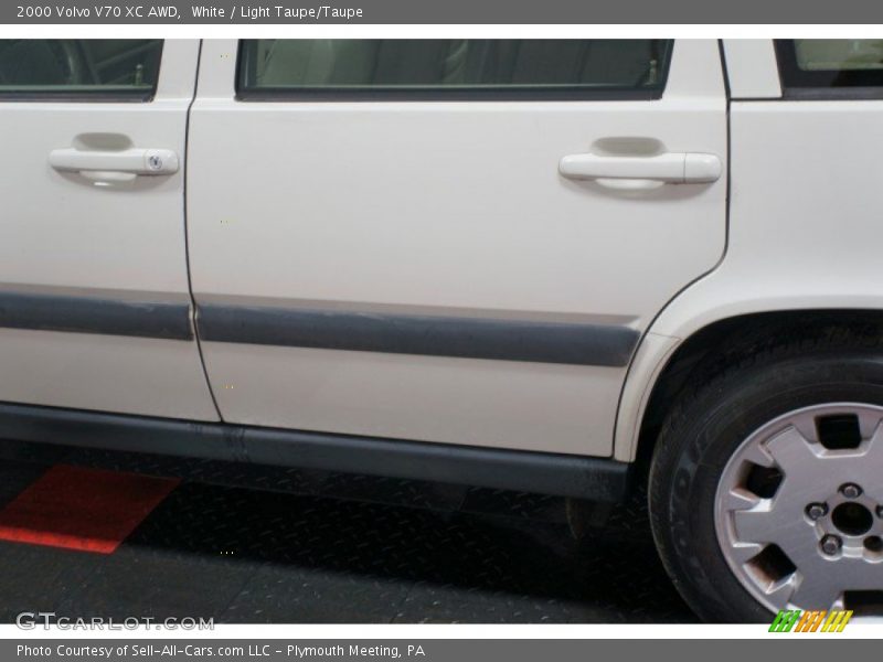 White / Light Taupe/Taupe 2000 Volvo V70 XC AWD