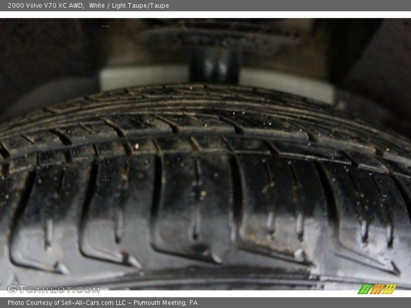 White / Light Taupe/Taupe 2000 Volvo V70 XC AWD
