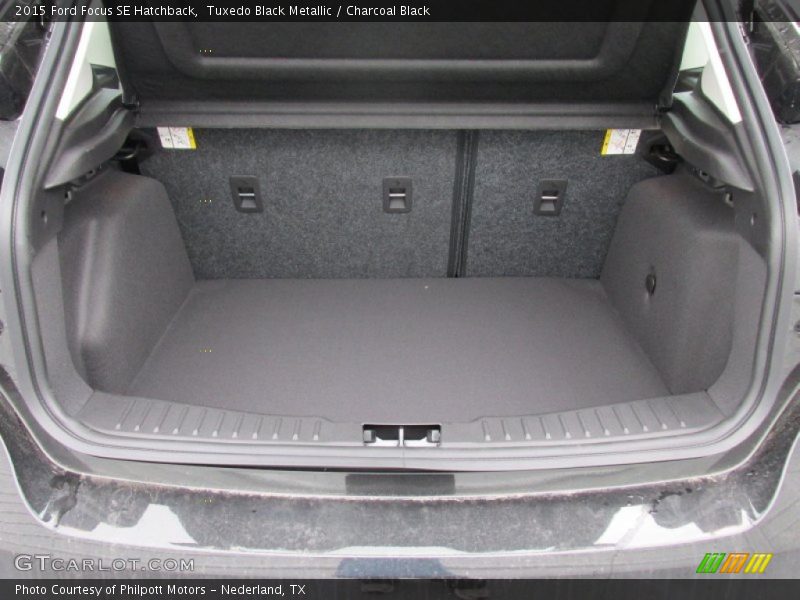 Tuxedo Black Metallic / Charcoal Black 2015 Ford Focus SE Hatchback
