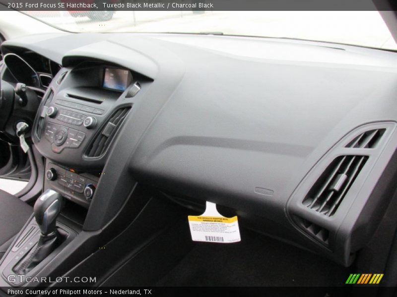 Tuxedo Black Metallic / Charcoal Black 2015 Ford Focus SE Hatchback