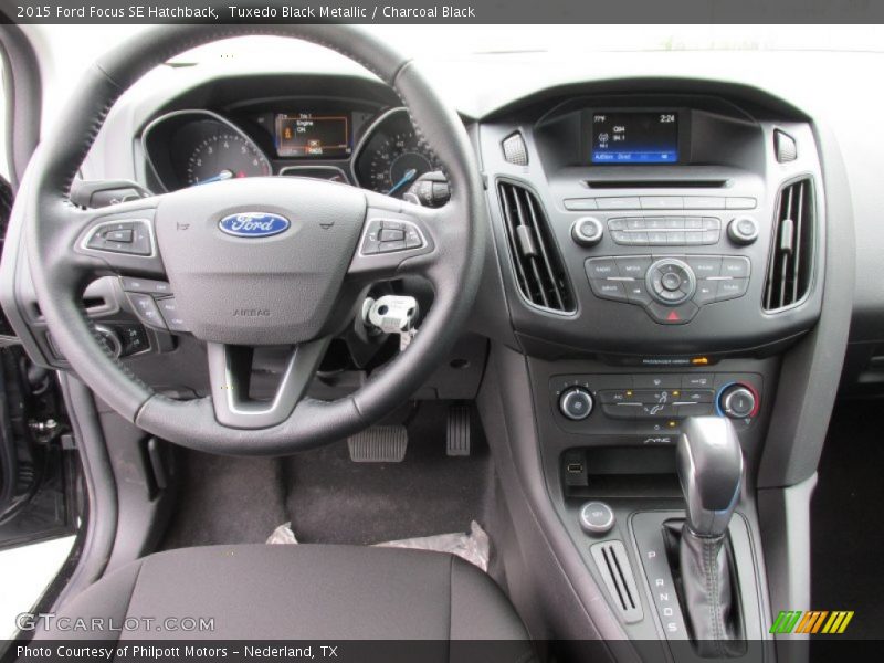 Tuxedo Black Metallic / Charcoal Black 2015 Ford Focus SE Hatchback