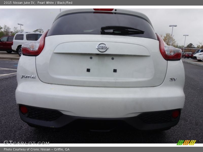 Pearl White / Black/Red 2015 Nissan Juke SV