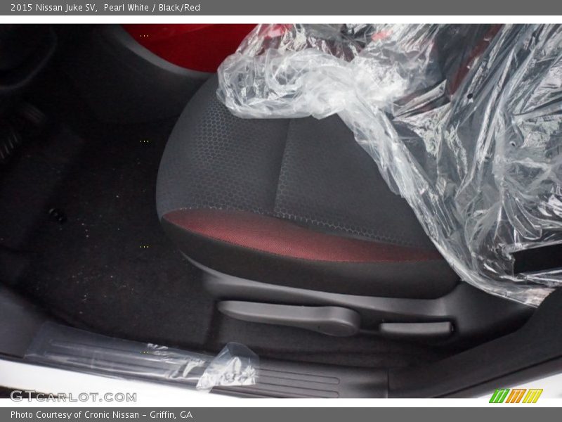 Pearl White / Black/Red 2015 Nissan Juke SV