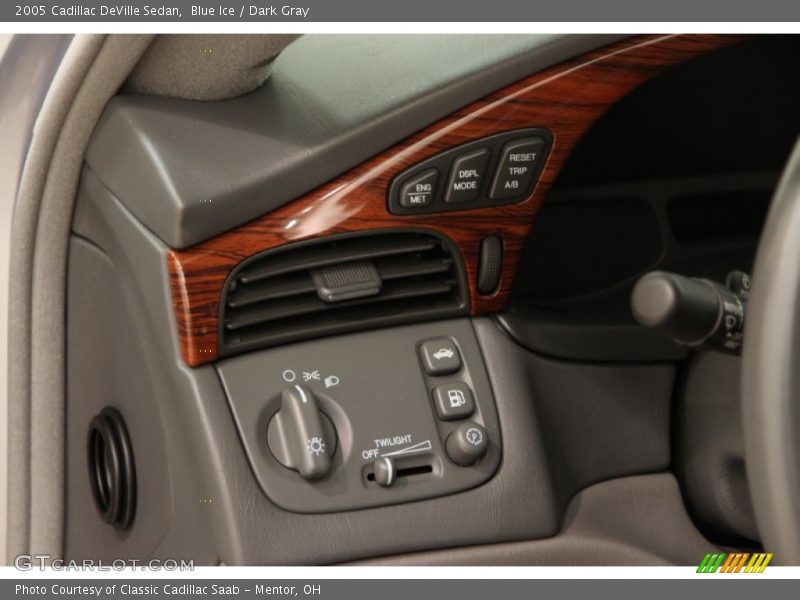 Controls of 2005 DeVille Sedan