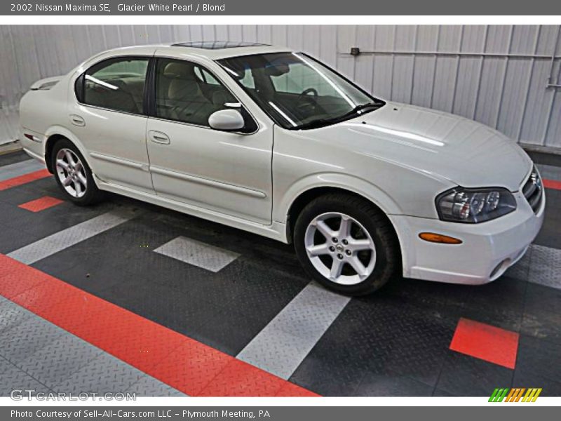 Front 3/4 View of 2002 Maxima SE