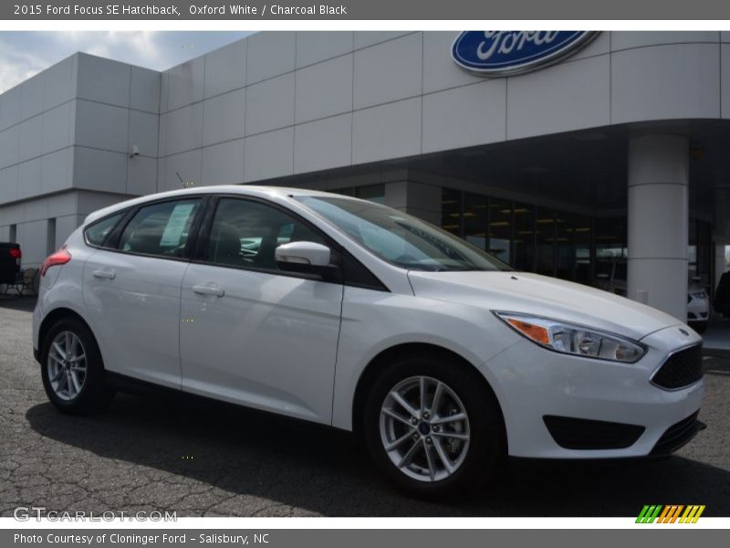 Oxford White / Charcoal Black 2015 Ford Focus SE Hatchback