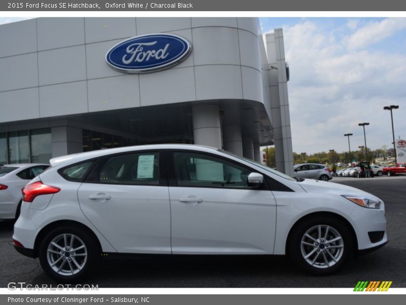 Oxford White / Charcoal Black 2015 Ford Focus SE Hatchback