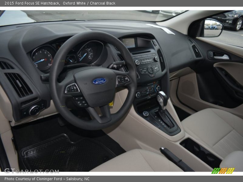 Oxford White / Charcoal Black 2015 Ford Focus SE Hatchback