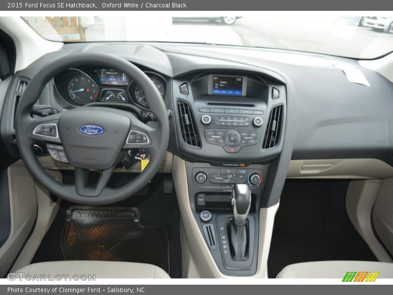 Oxford White / Charcoal Black 2015 Ford Focus SE Hatchback