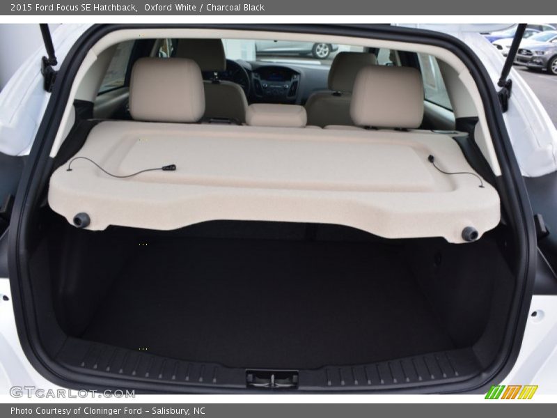Oxford White / Charcoal Black 2015 Ford Focus SE Hatchback