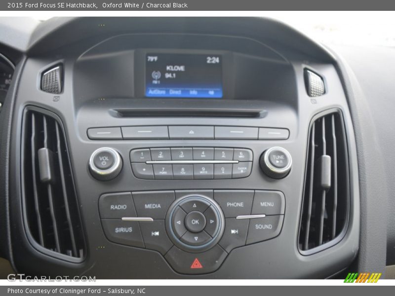 Oxford White / Charcoal Black 2015 Ford Focus SE Hatchback