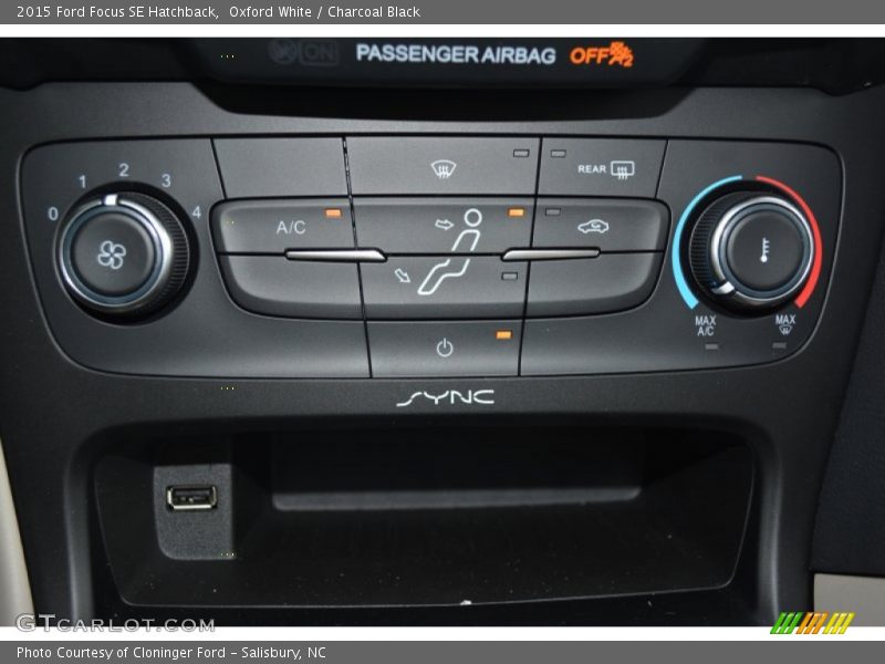 Oxford White / Charcoal Black 2015 Ford Focus SE Hatchback