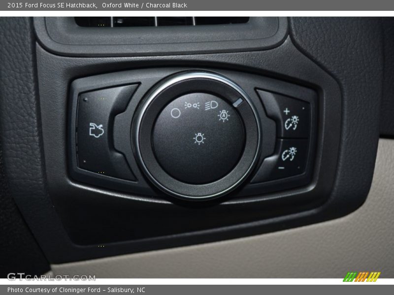 Oxford White / Charcoal Black 2015 Ford Focus SE Hatchback