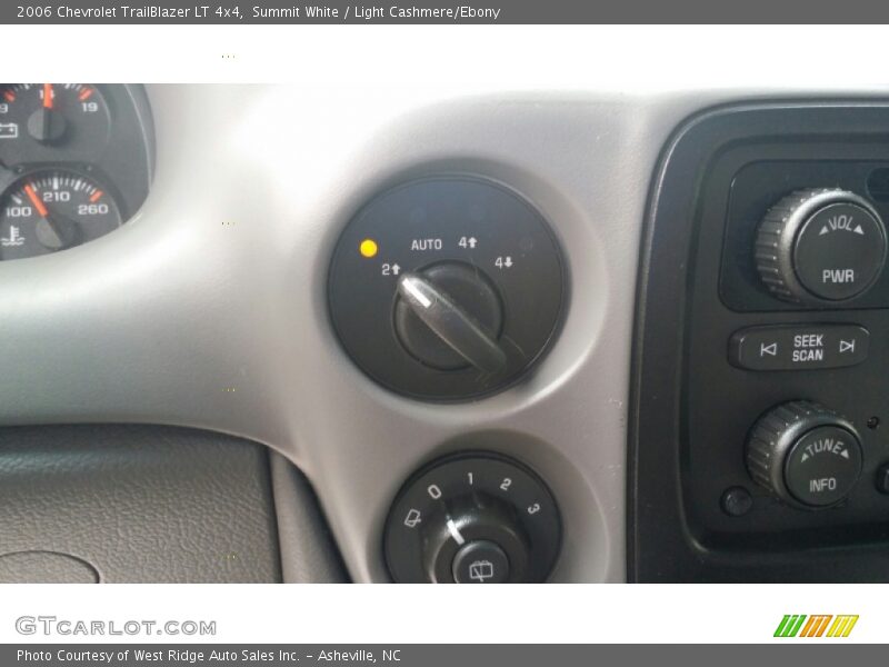 Summit White / Light Cashmere/Ebony 2006 Chevrolet TrailBlazer LT 4x4