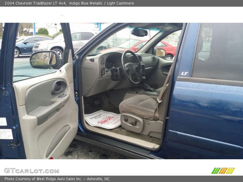 Indigo Blue Metallic / Light Cashmere 2004 Chevrolet TrailBlazer LT 4x4