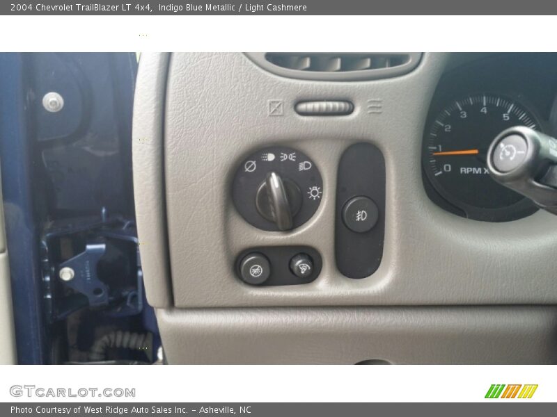 Indigo Blue Metallic / Light Cashmere 2004 Chevrolet TrailBlazer LT 4x4