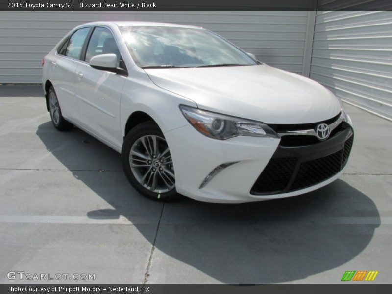 Front 3/4 View of 2015 Camry SE