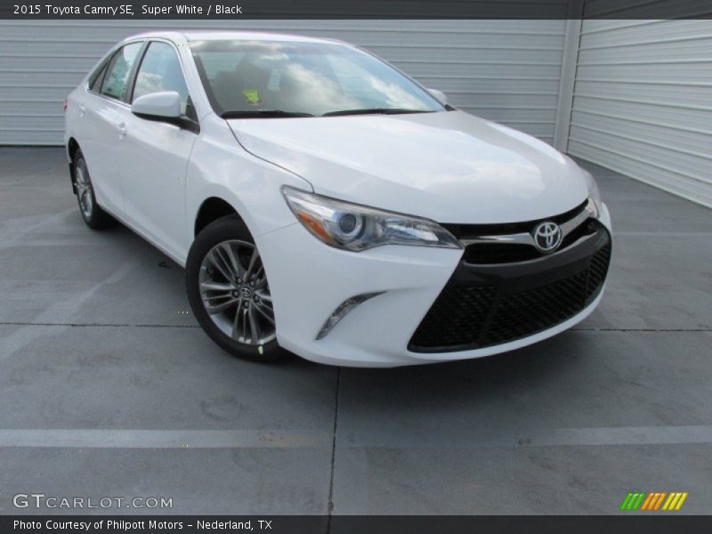 Super White / Black 2015 Toyota Camry SE