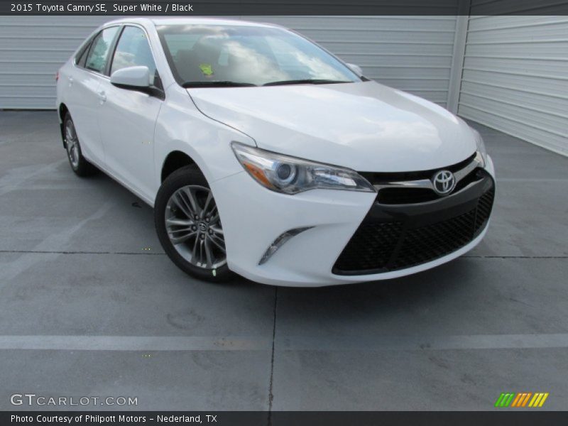 Super White / Black 2015 Toyota Camry SE