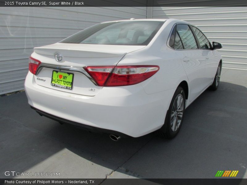 Super White / Black 2015 Toyota Camry SE