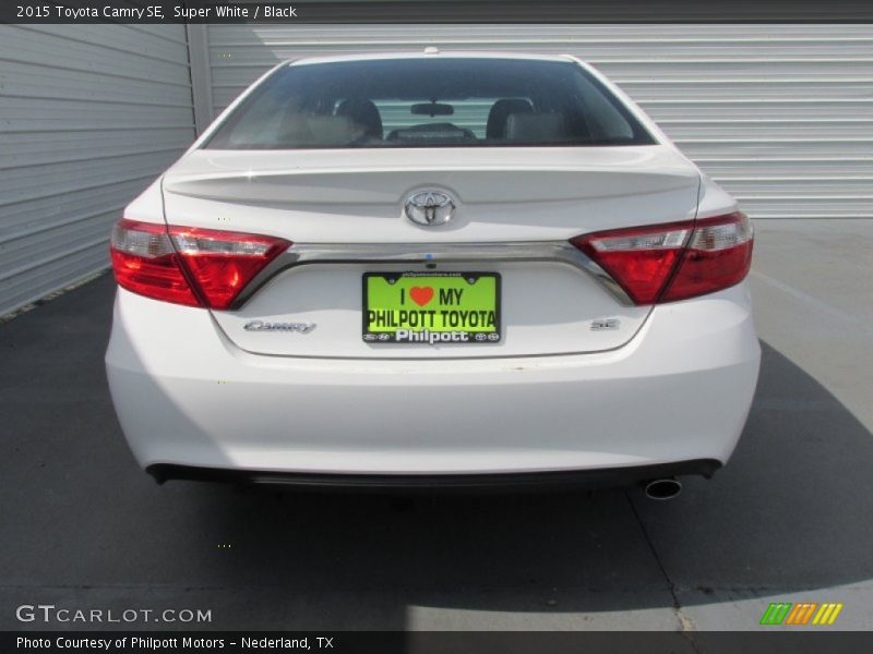 Super White / Black 2015 Toyota Camry SE